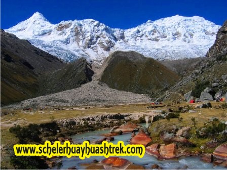 Campo Base Ishinca 4350 m. Nevado Tocllaraju